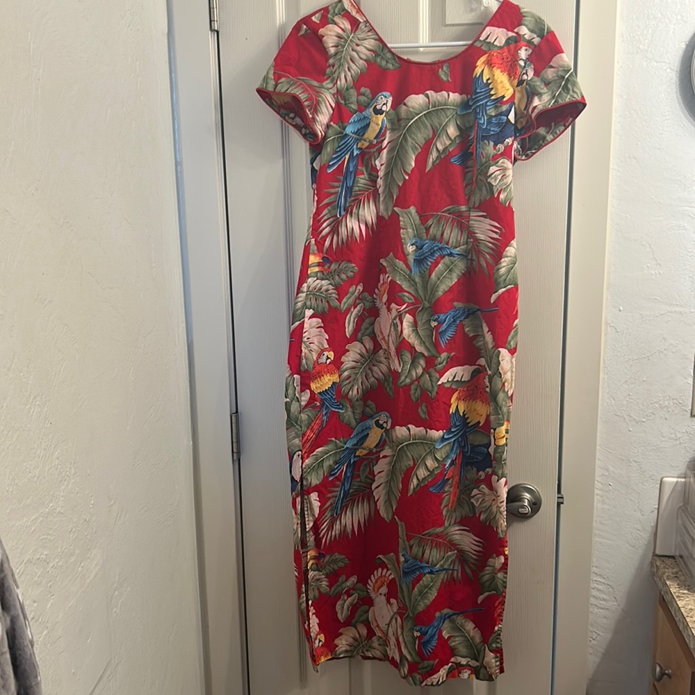 Read Hawaiian dress